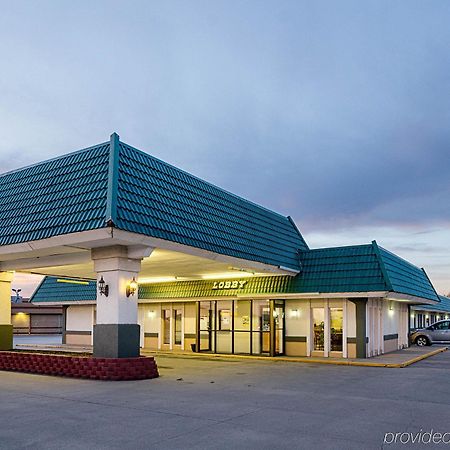 Econo Lodge Mcpherson Екстер'єр фото