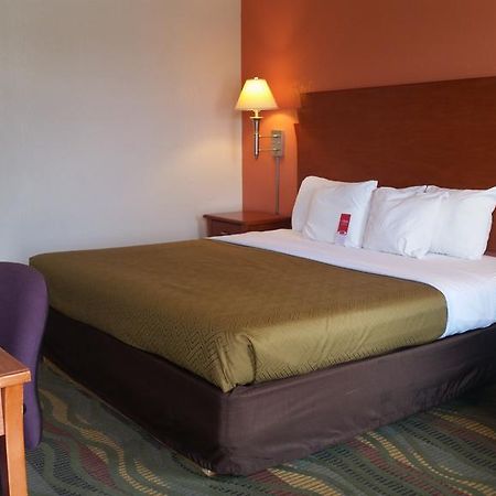 Econo Lodge Mcpherson Екстер'єр фото