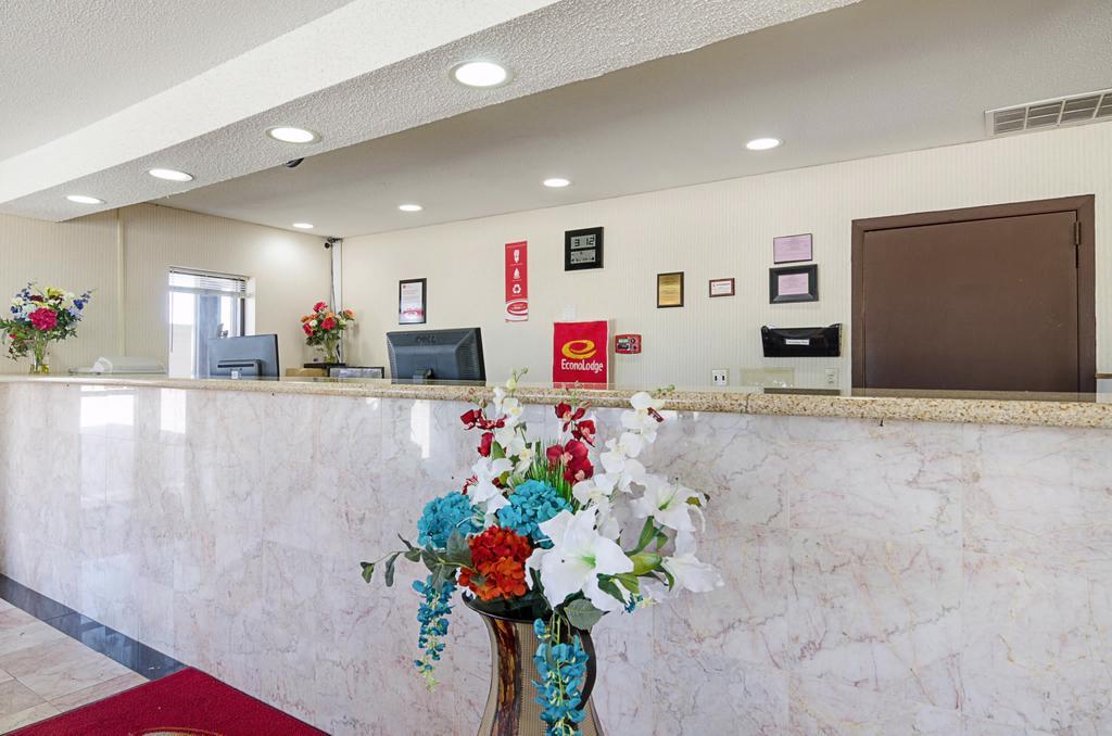 Econo Lodge Mcpherson Екстер'єр фото