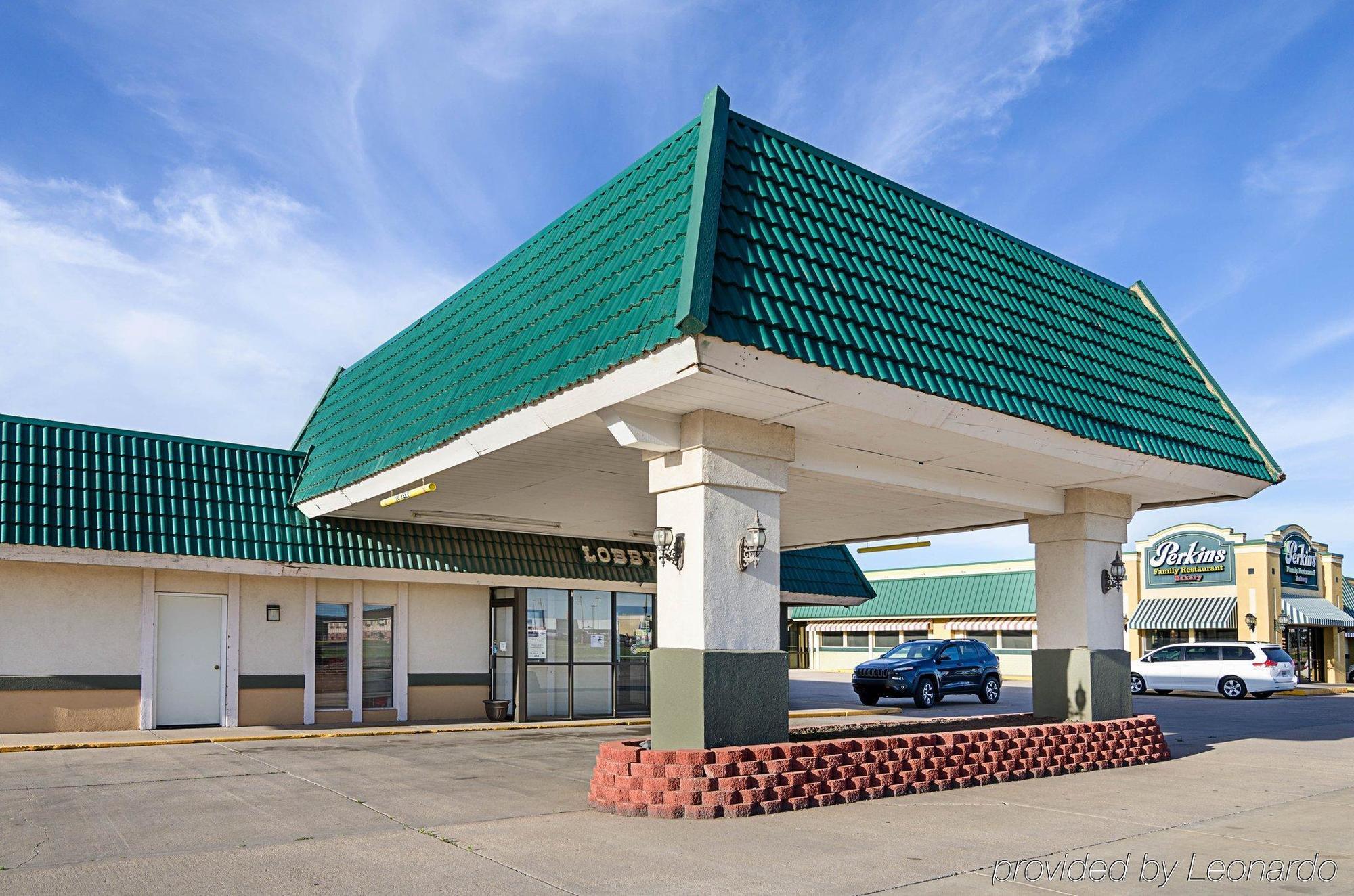 Econo Lodge Mcpherson Екстер'єр фото