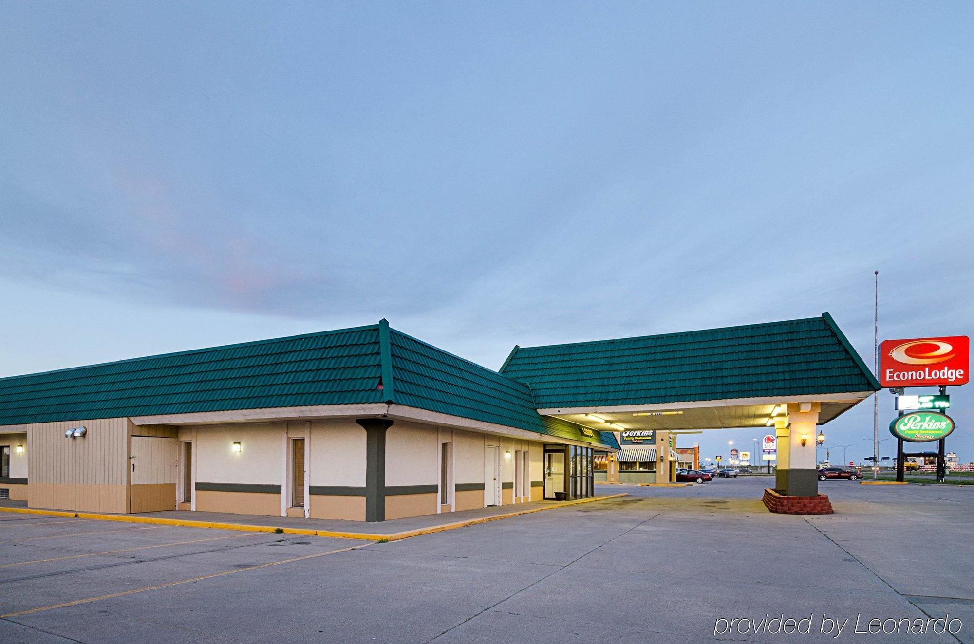 Econo Lodge Mcpherson Екстер'єр фото