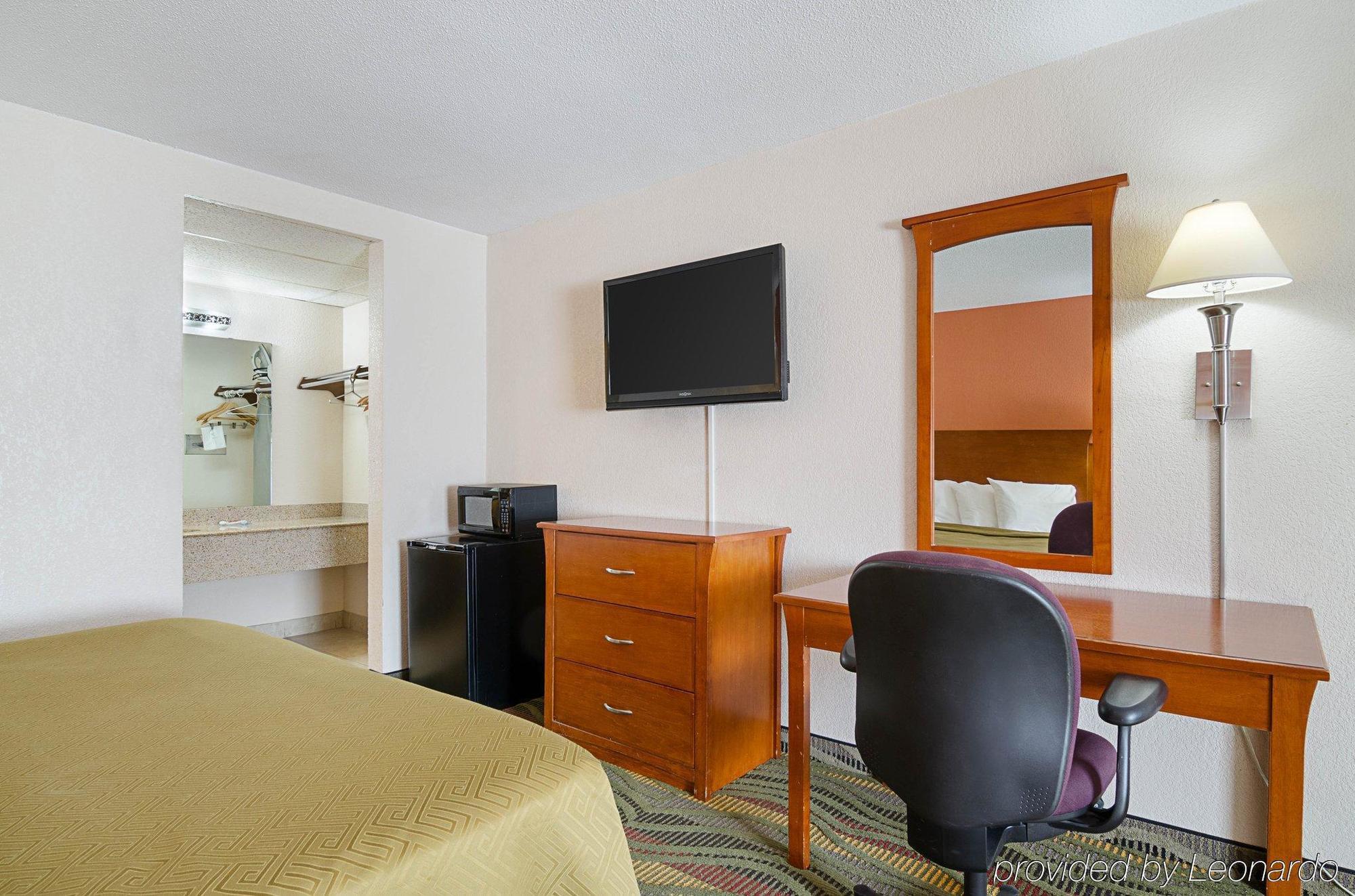 Econo Lodge Mcpherson Екстер'єр фото