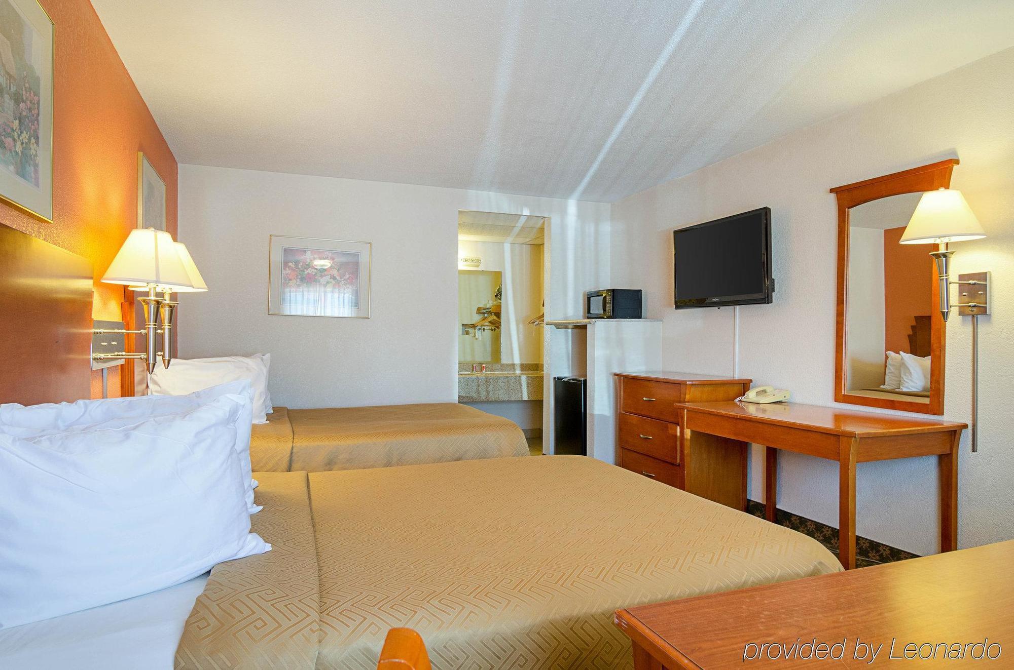 Econo Lodge Mcpherson Екстер'єр фото