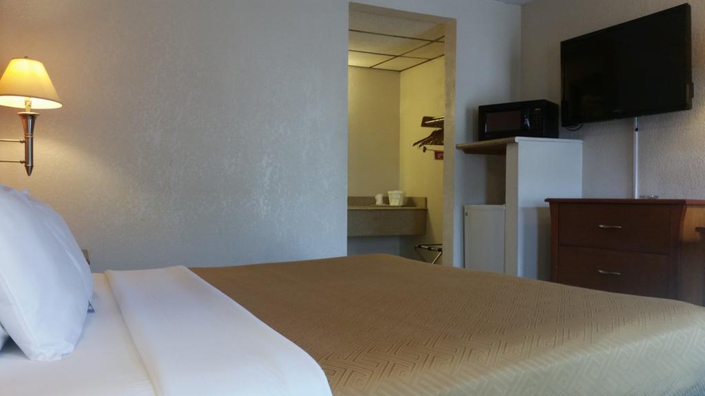 Econo Lodge Mcpherson Екстер'єр фото