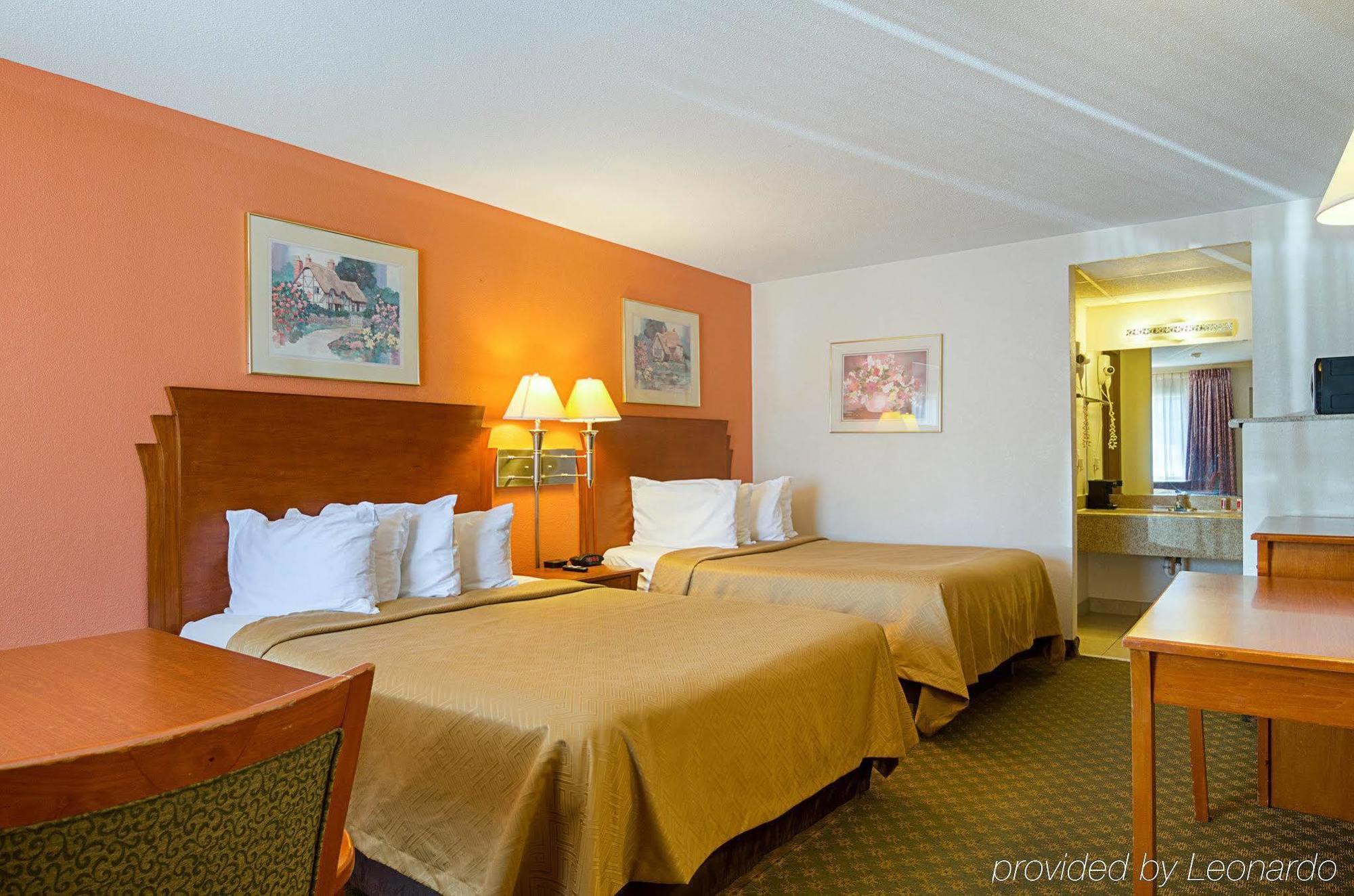 Econo Lodge Mcpherson Екстер'єр фото