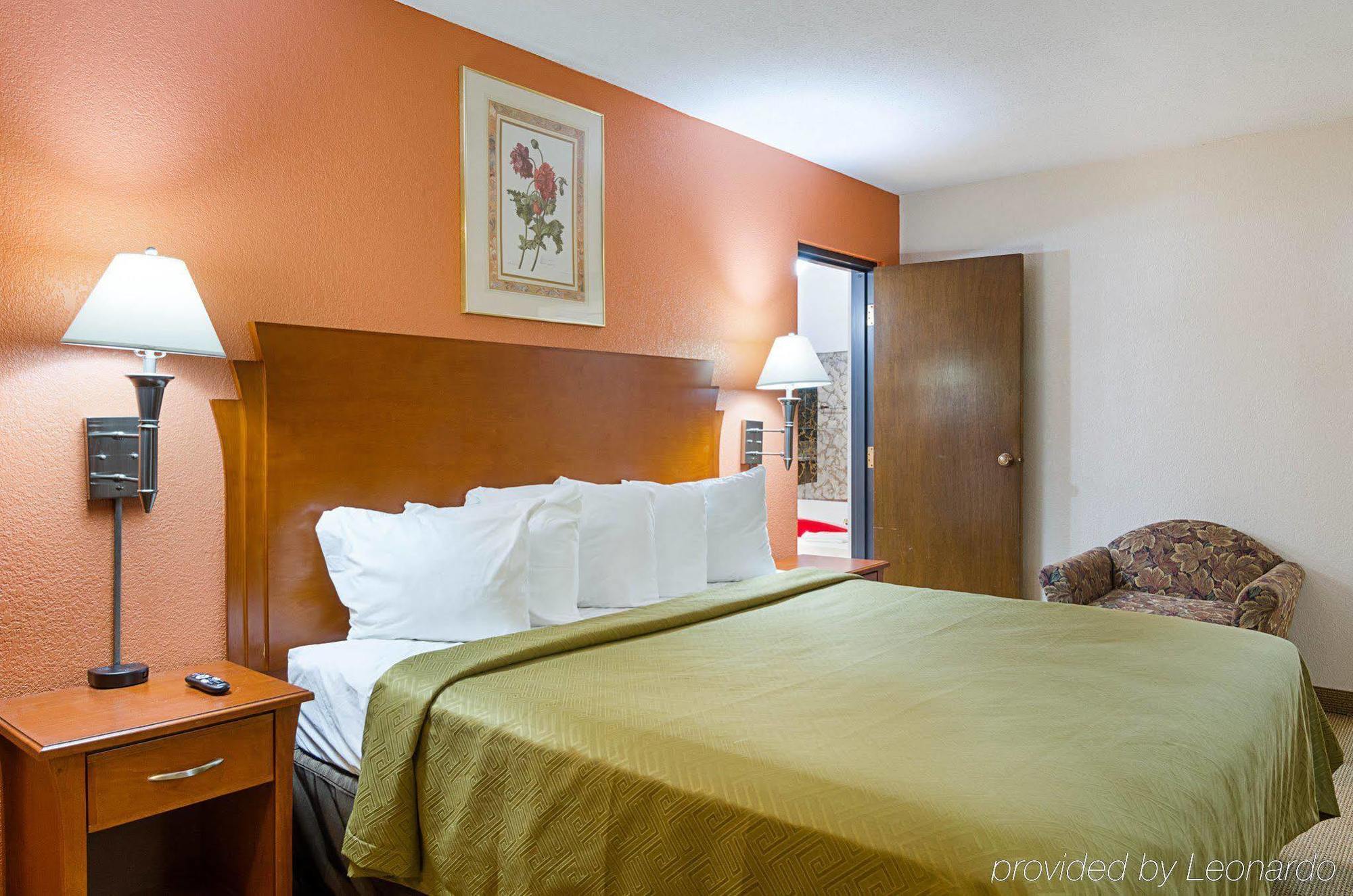 Econo Lodge Mcpherson Екстер'єр фото