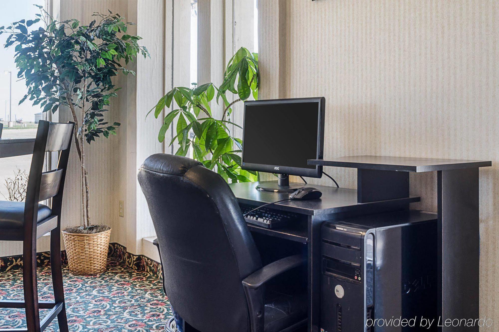 Econo Lodge Mcpherson Екстер'єр фото