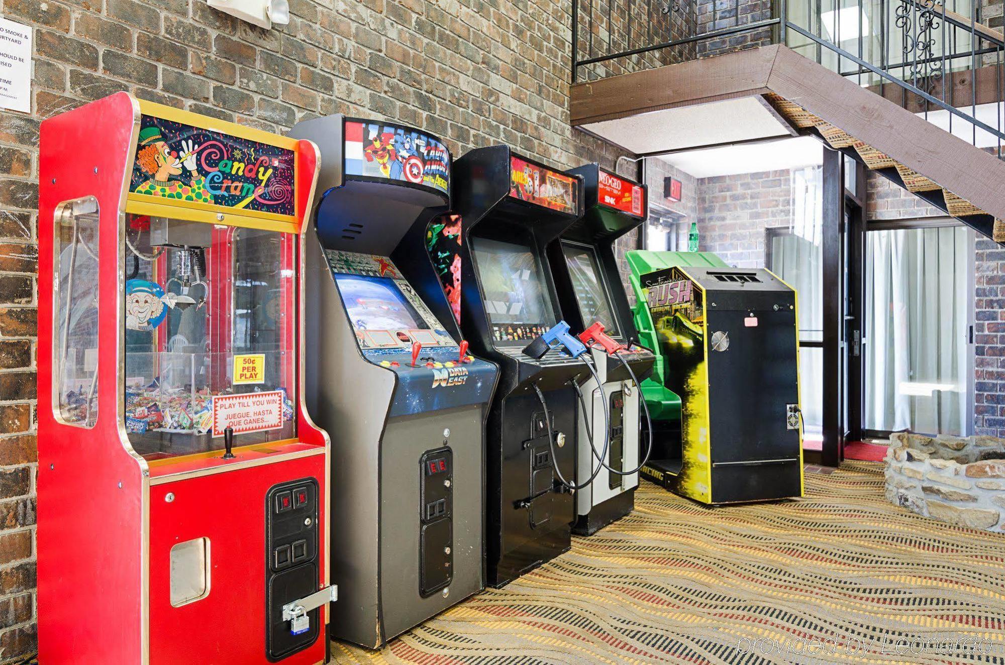 Econo Lodge Mcpherson Екстер'єр фото