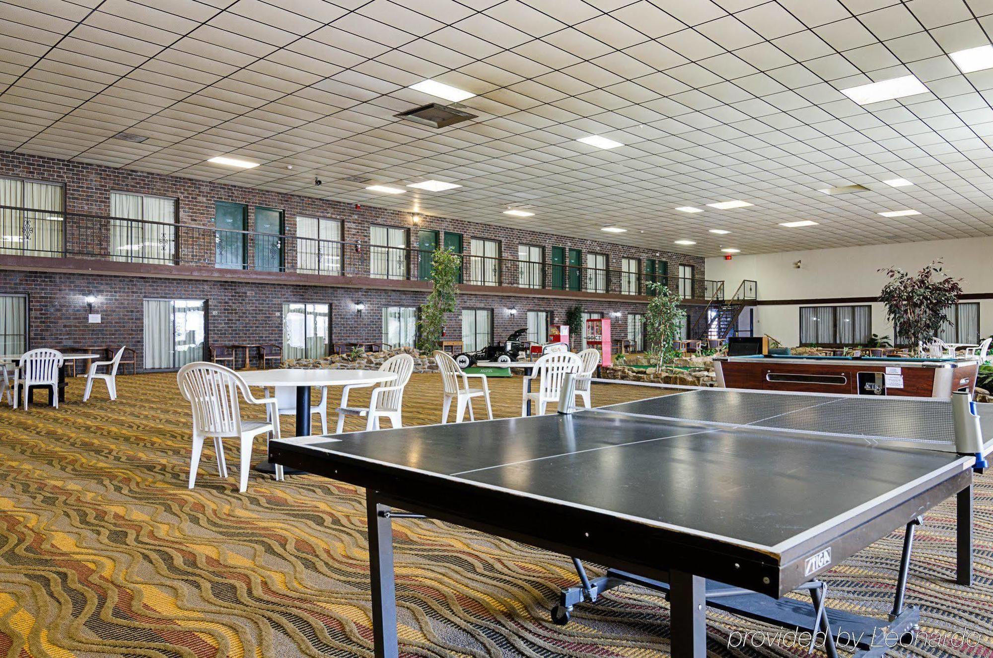 Econo Lodge Mcpherson Екстер'єр фото